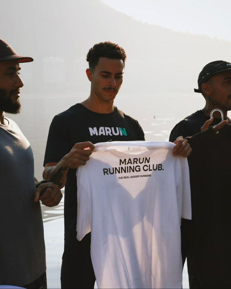 Camiseta branca personalizada apresentada por dois corredores