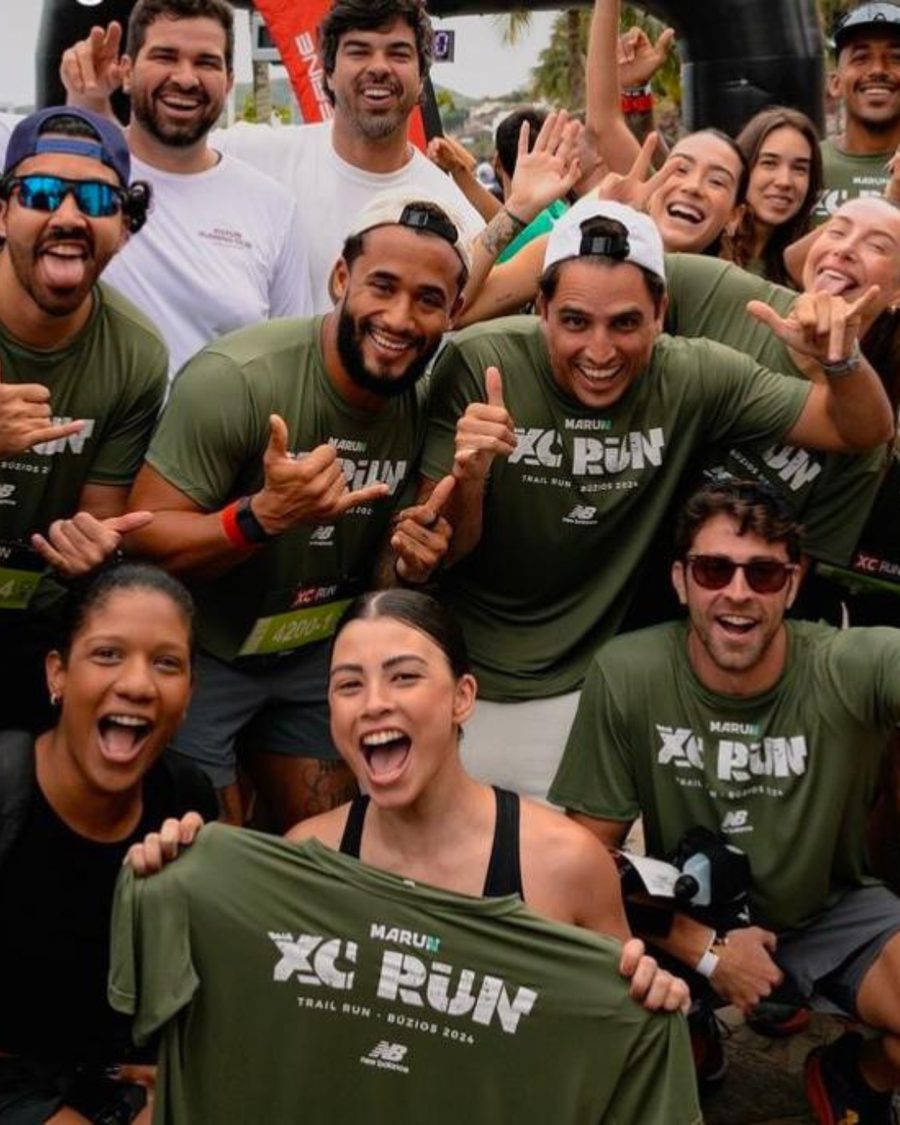 Grupo de corredores segurando camiseta verde estampada