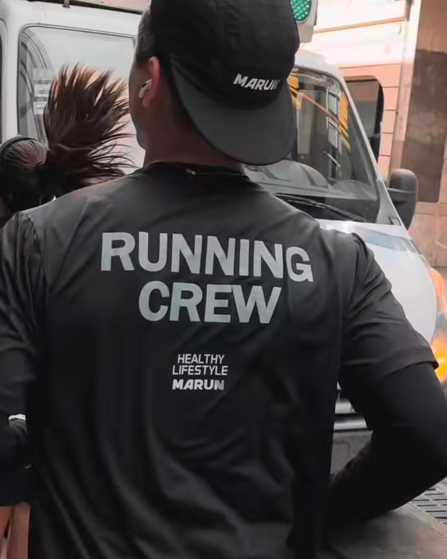 Estampa nas costas de camiseta preta de running crew