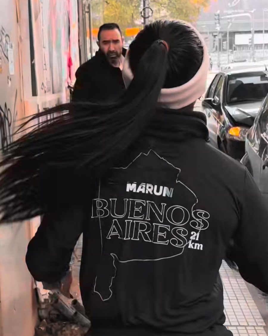 Moletom preto com estampa comemorativa nas costas