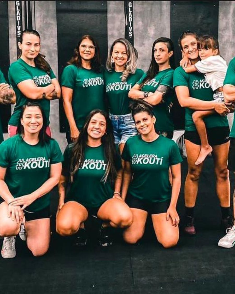 Time uniformizado com camisetas verdes produzidas pela Orylab