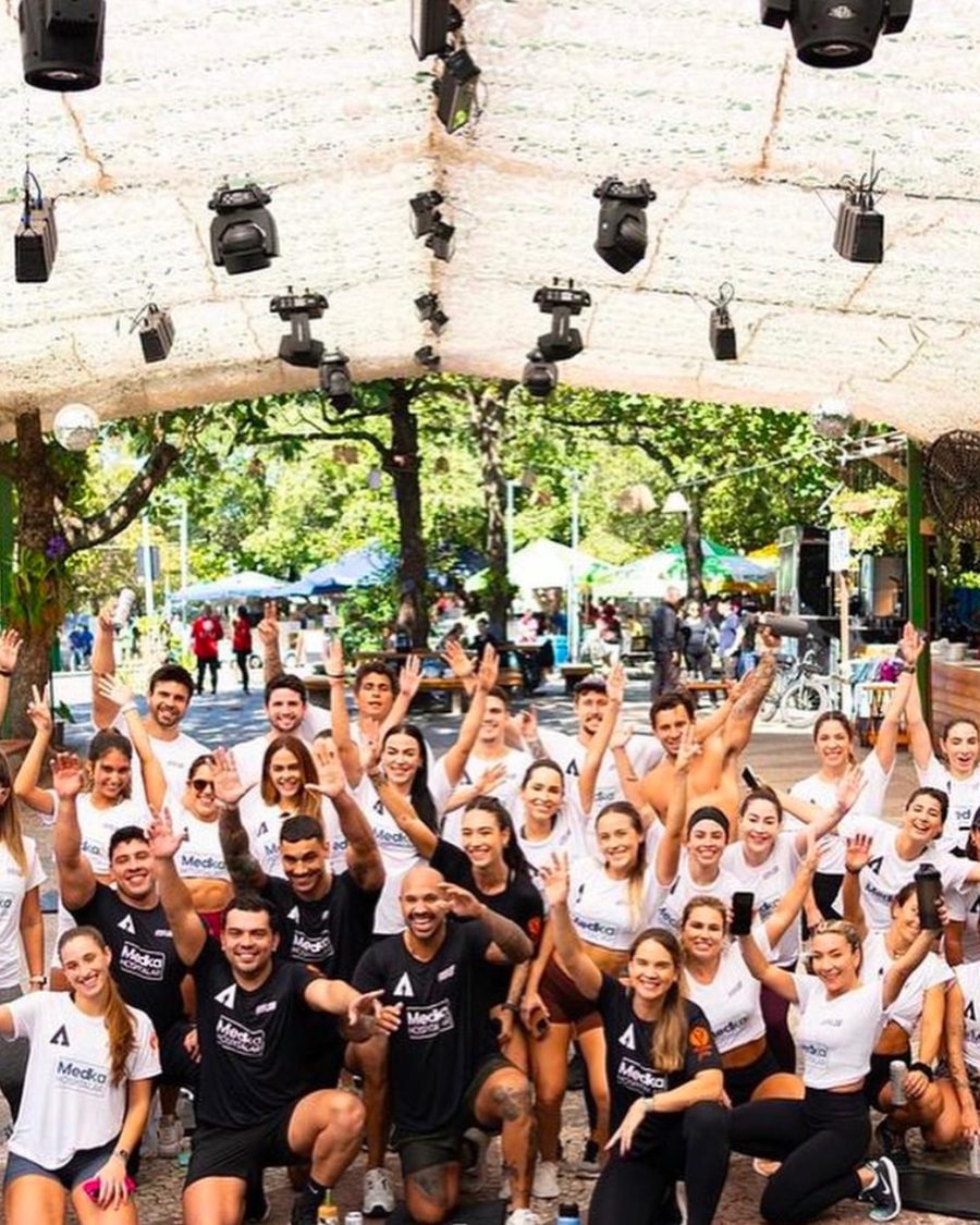 Grupo em evento vestindo camisetas personalizadas